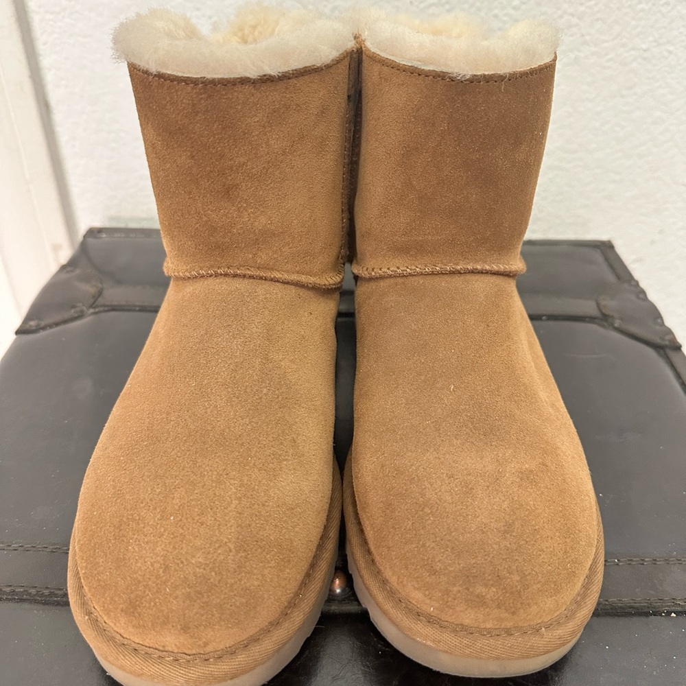 CUTE UGG BOOTS! Size 6